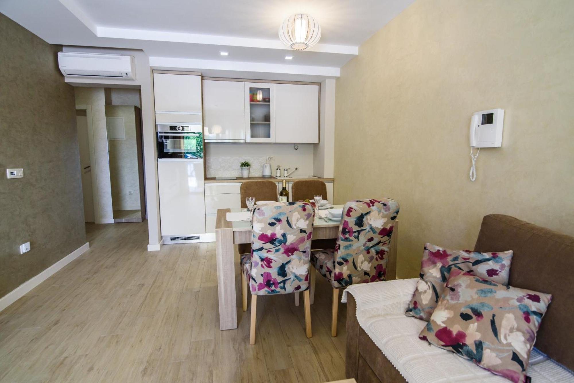 Apartments Leone Lukas Promajna Phòng bức ảnh